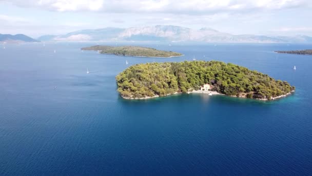 ニドリ レフカダ ギリシャ マドゥーリ島 ボート 修道院の空中 — ストック動画