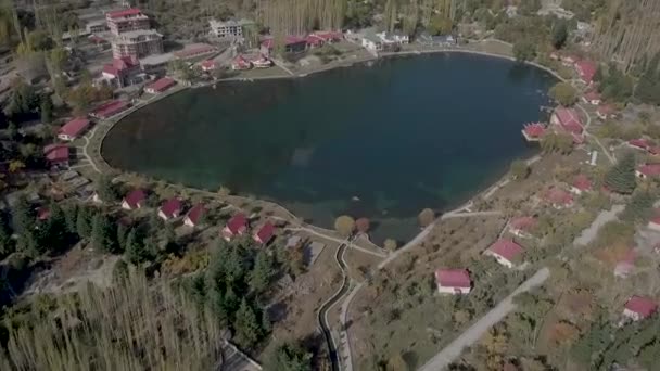 巴基斯坦Skardu Gilgit Baltistan下Kachura湖Shangri La度假胜地的空中射击 — 图库视频影像