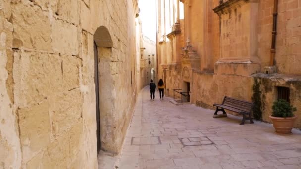 Dos Novias Caminando Por Calle Estrecha Mdina Vibrante Feliz Día — Vídeo de stock