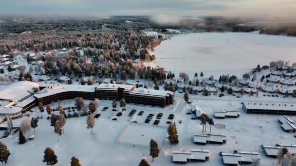 Finlandiya Nın Vuokatti Kentindeki Katinkulta Tatil Köyüne Doğru Hava Manzarası — Stok video