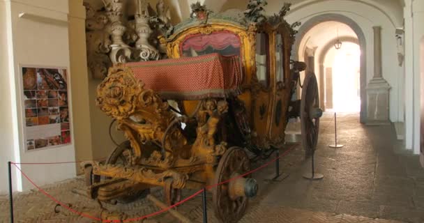 Veduta Una Vecchia Carrozza Trainata Cavalli All Interno Del Museo — Video Stock