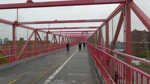 Persone Che Camminano Corrono Sul Ponte Rosso Nella Città Urbana — Video Stock