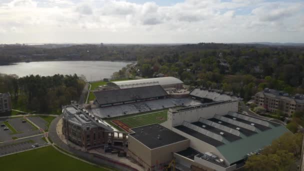 Boston Üniversitesi Mezunlar Stadyumu Nun Üstünde Yörüngeleri — Stok video