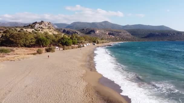 Turistas Casas Rodantes Furgonetas Playa Camping Spot Peloponeso Grecia Aérea — Vídeos de Stock