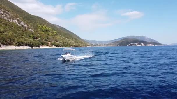 Toeristische Paar Zeilen Boot Ionische Zee Lefkada Griekenland Dolly Achterwaarts — Stockvideo