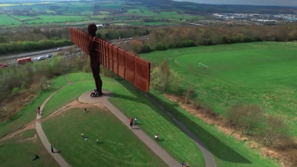 Angel North Standing Wings Outspread Daytime Gateshead United Kingdom Aerial — Stockvideo