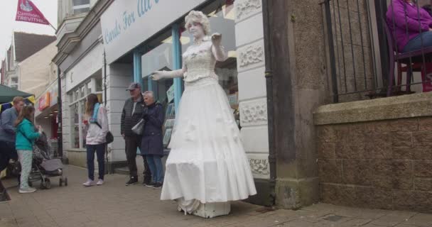 Street Entertainer All White Wygląd Podczas Richard Trevithick Day Camborne — Wideo stockowe