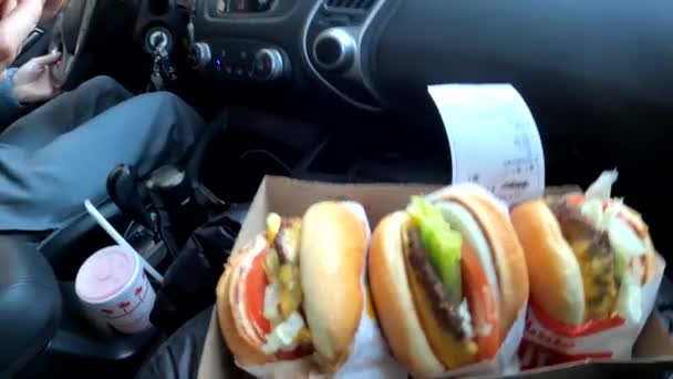 ファーストフード ハンバーガー フライドポテト ピックアップを通ってドライブ — ストック動画