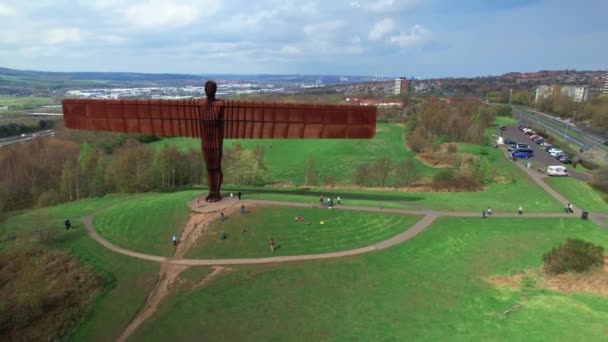 英格兰盖茨黑德 泰恩和磨损 英国具有广阔的自然景观 建筑和高速公路背景下的北方天使的高铜结构 广阔的空中 — 图库视频影像