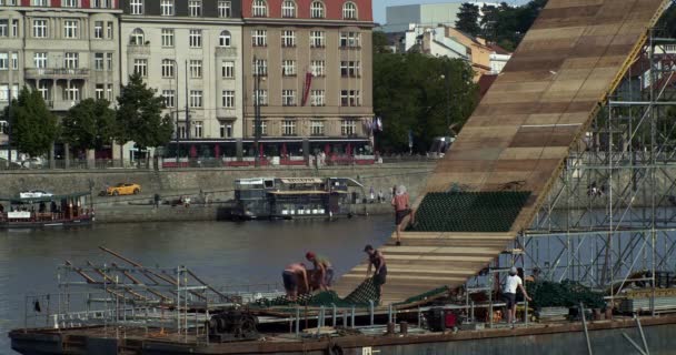 Construção Uma Rampa Para Esportes Radicais Pontão Flutuando Rio Vltava — Vídeo de Stock