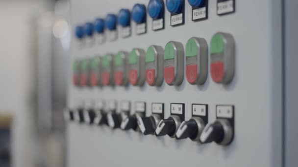 Vários Botões Mesa Controle Processo Dentro Uma Fábrica Cerveja Foco — Vídeo de Stock