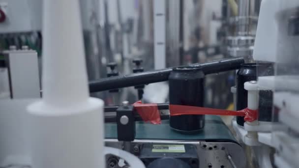 Fabrikadaki Konveyördeki Bira Kutularını Kapatın — Stok video