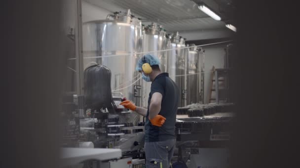 Работник Мужчина Маске Рабочее Оборудование Производства Пива Время Рабочего Процесса — стоковое видео