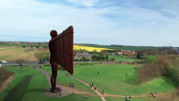 Современная Скульптура Ангела Севера Гейтсхеде Англия Великобритания Видом Оживленное Шоссе — стоковое видео