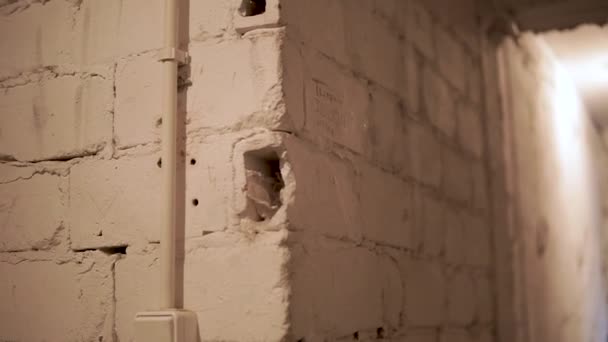 Bir Evin Bodrumunun Beyaz Duvarında Açık Işık Düğmesi Var Eğik — Stok video