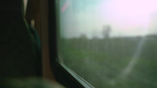 Vista Assento Trem Passageiros Trajeto Manhã Enquanto Viaja Concentre Janela — Vídeo de Stock