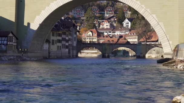 Pontes Históricas Berna Atravessando Rio Aare Com Edifícios Cidade Velha — Vídeo de Stock