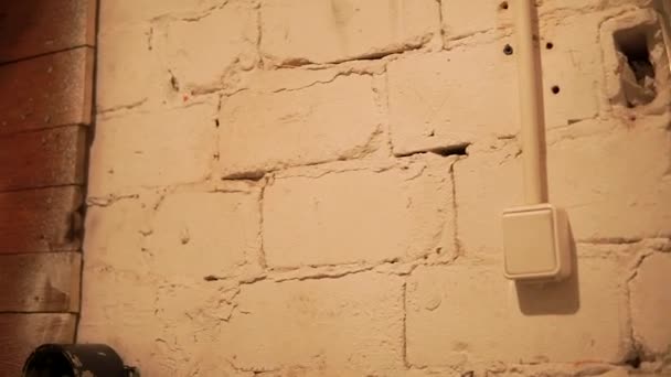 Vue Mur Blanc Vieux Sous Sol Faiblement Éclairé Entrant Dans — Video