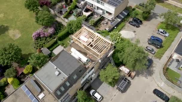 Воздушный Обзор Деревянной Рамы Строящейся Крыши Пригородном Районе — стоковое видео