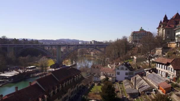 Panning Widok Żelaznego Mostu Przez Rzekę Aare Bernie Historycznej Stolicy — Wideo stockowe