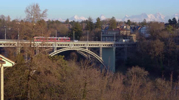 Bern Hlavní Město Švýcarska Pohled Most Kirchenfeldbrcke Tramvajemi Projíždějícími Alpami — Stock video