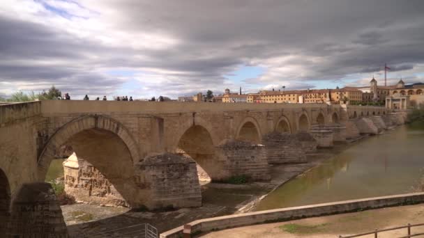 Powolny Ruch Przez Słynny Most Rzymski Mezquita Kordobie Hiszpania — Wideo stockowe
