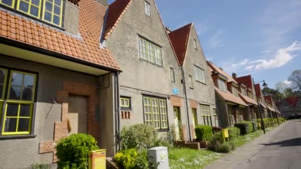 Logis地区のカラフルな黄色のコンクリートの家のパンニングショットは Watermael Boitfort ブリュッセル ベルギー — ストック動画