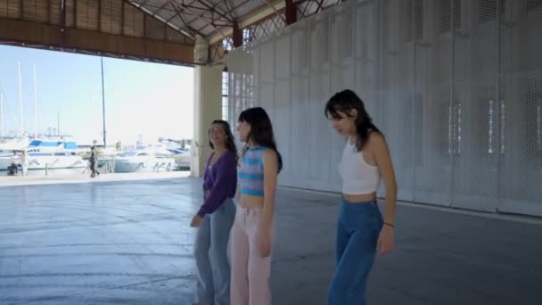 密接な追跡ショットの三人の幸せな女の子ローラースケート屋外 — ストック動画