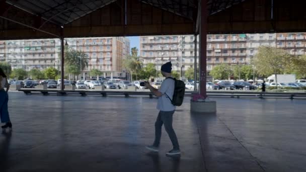 Slomo Photographe Masculin Suivant Les Filles Patinage Roulettes Plein Air — Video