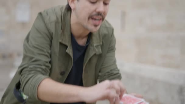 Profesional Street Magician Realiza Impresionante Truco Mano Tarjeta — Vídeo de stock