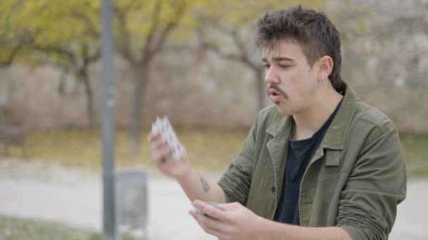 Mago Callejero Hombre Mago Mostrando Truco Magia Callejera Con Cartas — Vídeo de stock