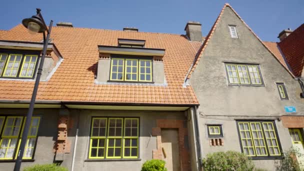 Maison Colorée Béton Ossature Jaune Dans Quartier Logis Watermael Boitsfort — Video