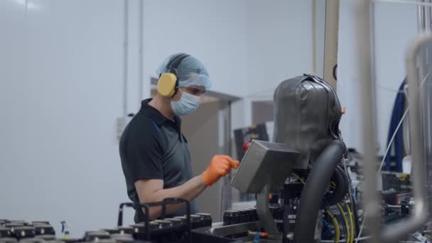 工場労働者がビール工場で機械を操作 ミディアムショット — ストック動画