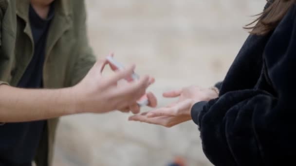 Mágico Rua Profissional Boné Executa Sleight Hand Card Trick Jogando — Vídeo de Stock