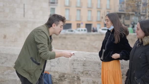 Magician Man Showing Street Magic Trick Cards Two Girl Enjoying — Stockvideo