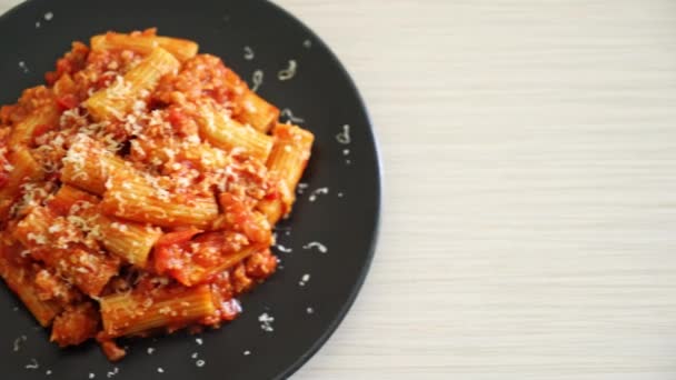 Bolognese Rigatoni Pasta Сиром Традиційна Італійська Макарони — стокове відео