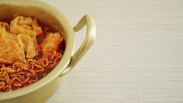 带有饺子的韩式方便面 韩式食物 — 图库视频影像