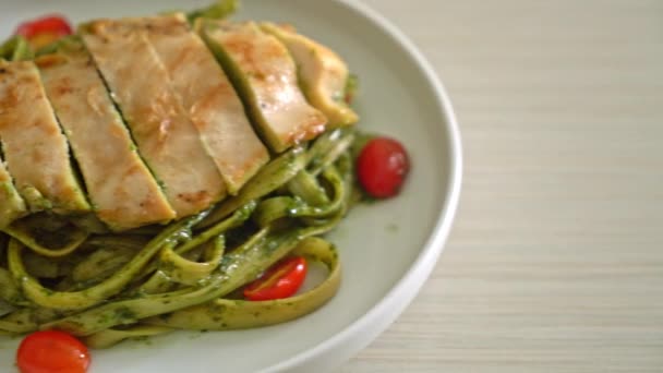 Pasta Casera Espagueti Fettuccine Salsa Pesto Con Pollo Parrilla — Vídeos de Stock