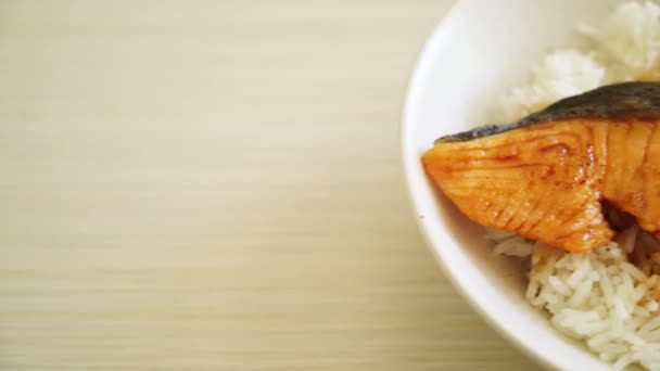 Somon Grătar Sos Soia Rice Bowl Stil Alimentar Japonez — Videoclip de stoc