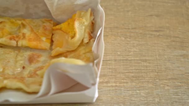 Roti Frito Con Huevo Leche Condensada Azucarada — Vídeo de stock