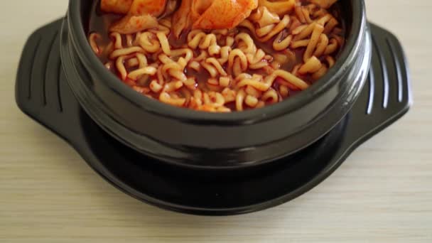 餃子と韓国のインスタントラーメン 韓国料理スタイル — ストック動画