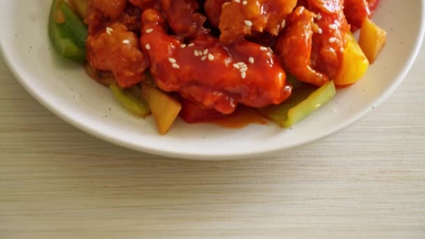 Gebratenes Knuspriges Huhn Mit Süß Saurer Sauce Nach Koreanischer Art — Stockvideo