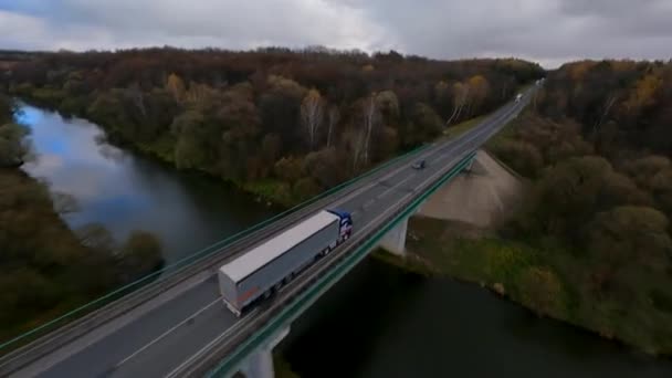 Twee Vrachtwagens Passeren Brug Antenne Hoge Snelheid Tracking Shot — Stockvideo