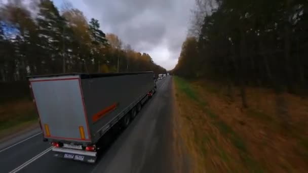 高速トラックのすぐ隣を飛行する航空力学的ドローン — ストック動画