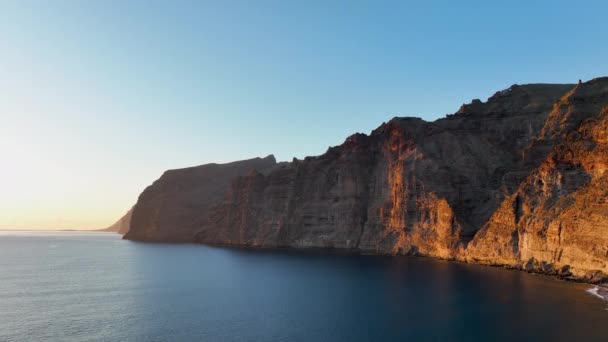 カナリア諸島のテネリフェ島の夕日 Acantilados Los Gigantes で有名な崖の空中ビュー ドローン撮影 — ストック動画