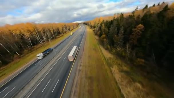 Dynamiczna Scena Powietrzna Szybkich Dronów Ścigających Ciężarówkę Autostradę Europę — Wideo stockowe