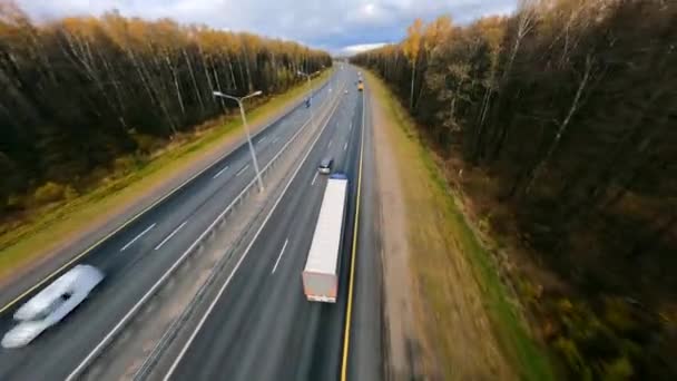 Een Drone Die Achter Een Vrachtwagen Aan Rijdt Snelweg Europa — Stockvideo