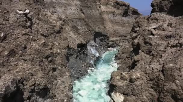 Drone Disparó Volando Bajo Través Escarpado Escarpado Cañón Del Desierto — Vídeo de stock