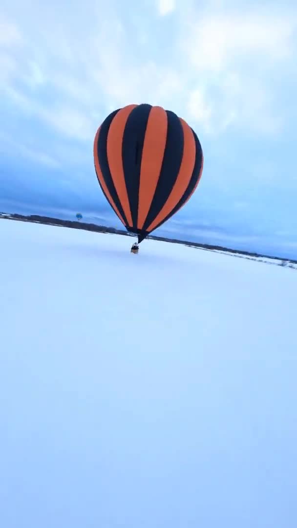 Függőleges Fpv Dinamikus Drone Aerial View Hőlégballon Repülő Felett Snow — Stock videók