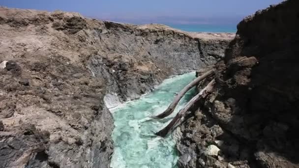 Dead Sea Hot Springs Dramatic Aerial Fly Desert Canyon Landscape — Stock Video